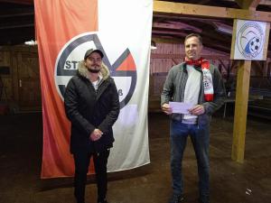 Martin Fischer übergibt 500€ Spende an JFV Dreisamtal